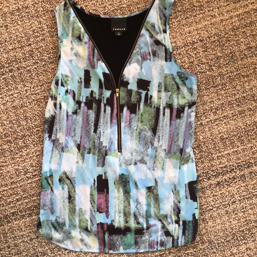 Sleeveless top with zipper front